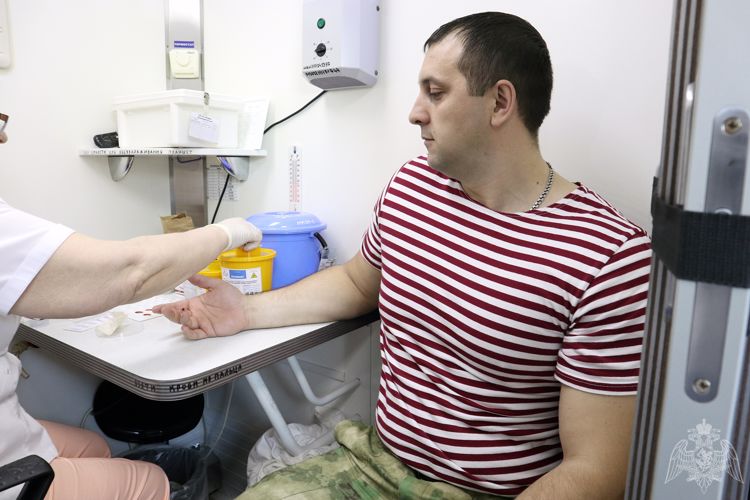 На Кубани росгвардейцы пополнили банк донорской крови на 27 литров