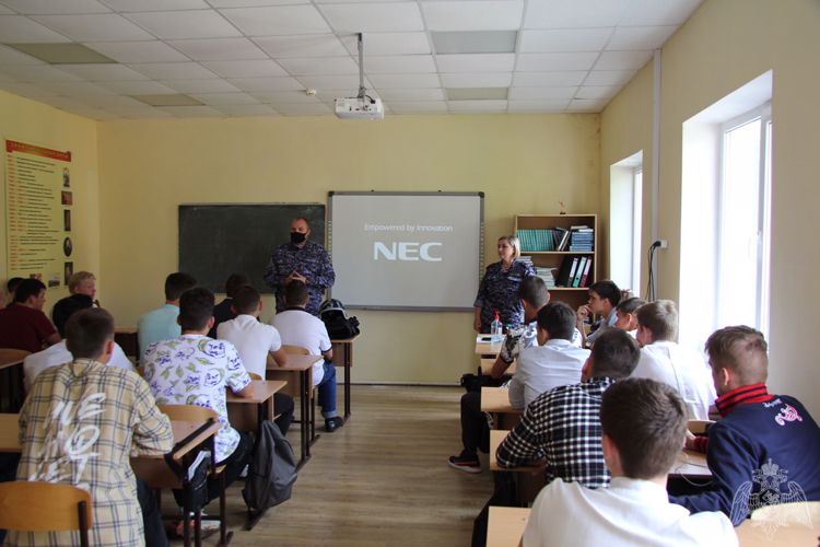 В Краснодарском крае сотрудники Росгвардии провели беседы с учащимися образовательных учреждений