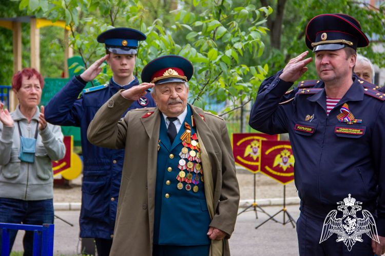 «Парад у дома ветерана»: в Краснодаре росгвардейцы поздравили фронтовика с Днем Победы
