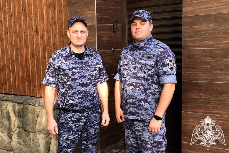 В Анапе сотрудники Росгвардии пришли на помощь владелице загоревшейся машины