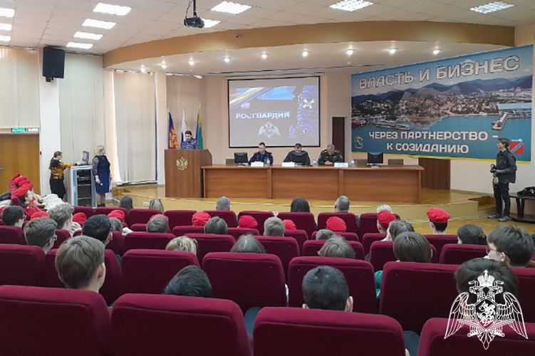 В Туапсе сотрудники Росгвардии приняли участие во Всероссийской информационной акции «Есть такая профессия – Родину защищать»