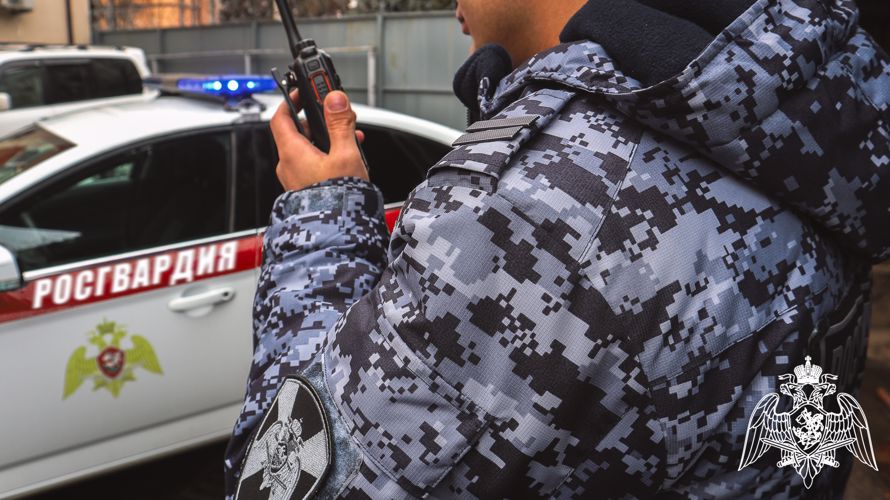 В Краснодаре сотрудники Росгвардии задержали местного жителя, который проник в один из магазинов ТРЦ