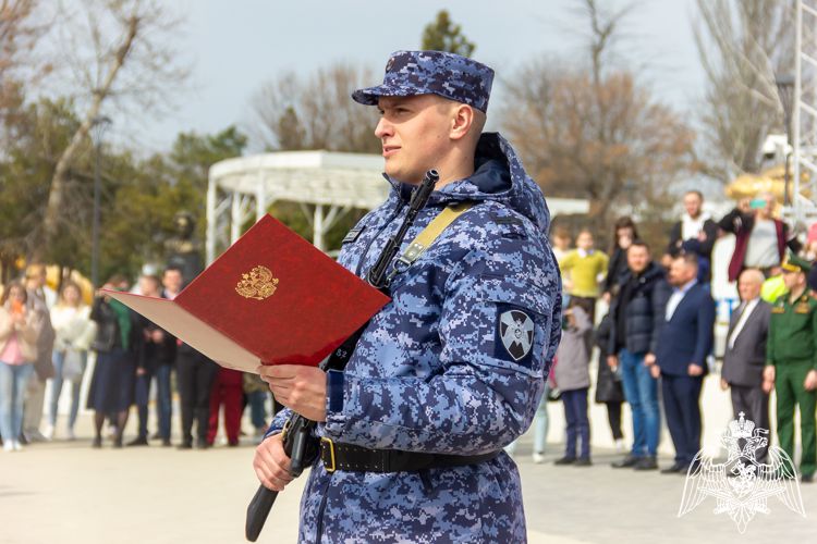 В Темрюке молодые сотрудники Росгвардии приняли присягу на верность Российской Федерации