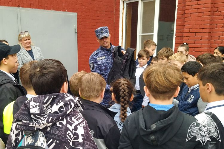 В Армавире сотрудники Росгвардии провели День открытых дверей для школьников