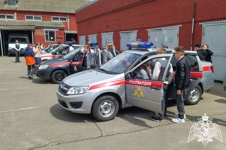 В Армавире сотрудники Росгвардии провели День открытых дверей для школьников