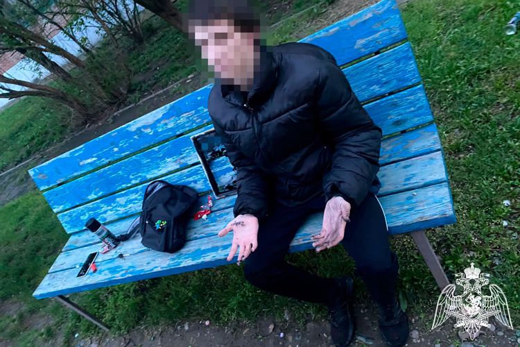 В Белореченске сотрудники Росгвардии задержали молодого человека за незаконную рекламу наркотических средств