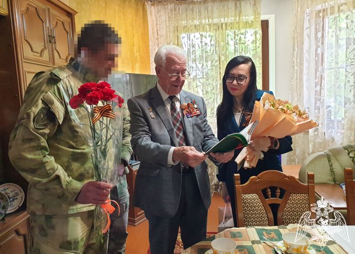 В Краснодаре росгвардейцы — участники СВО поздравили ветерана ВОВ с Днем Победы