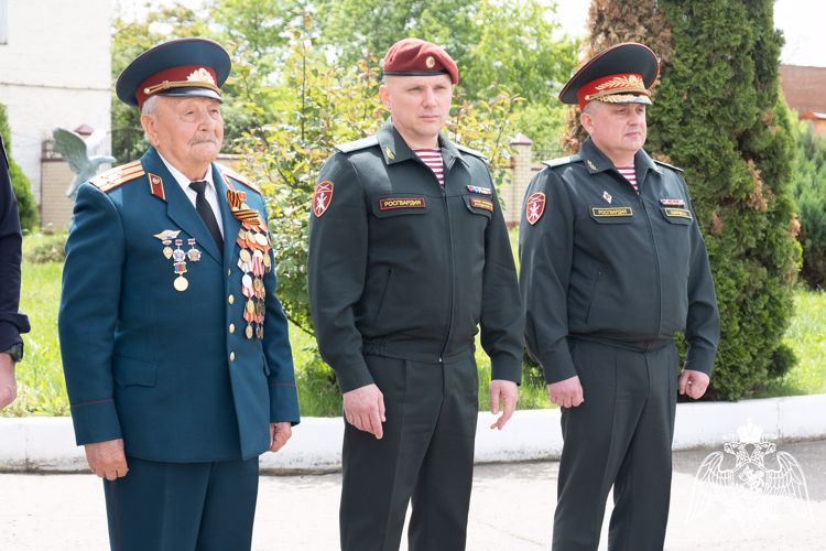 В Краснодаре росгвардейцы поздравили с наступающим Днем Победы ветерана Великой Отечественной войны