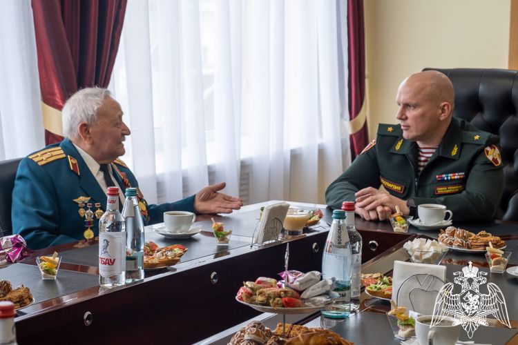 В Краснодаре росгвардейцы поздравили с наступающим Днем Победы ветерана Великой Отечественной войны