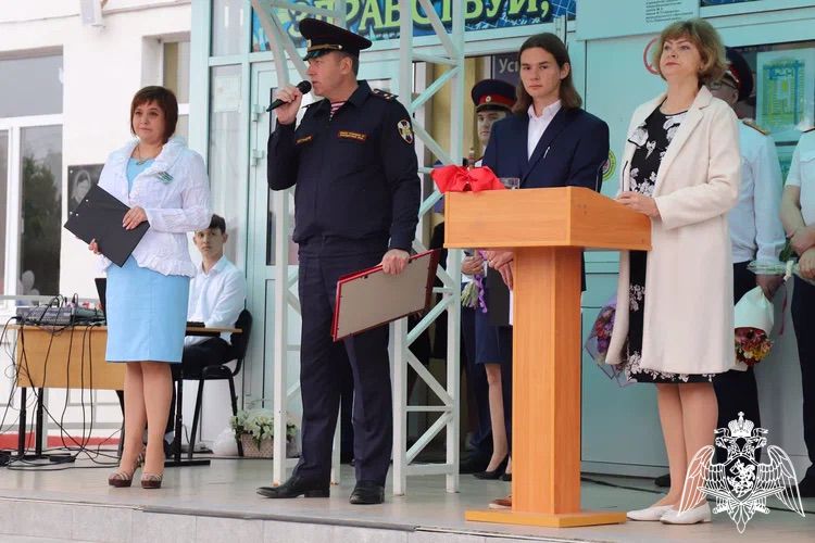 Отличникам профильных классов Росгвардии вручили благодарственные письма в Усть-Лабинске