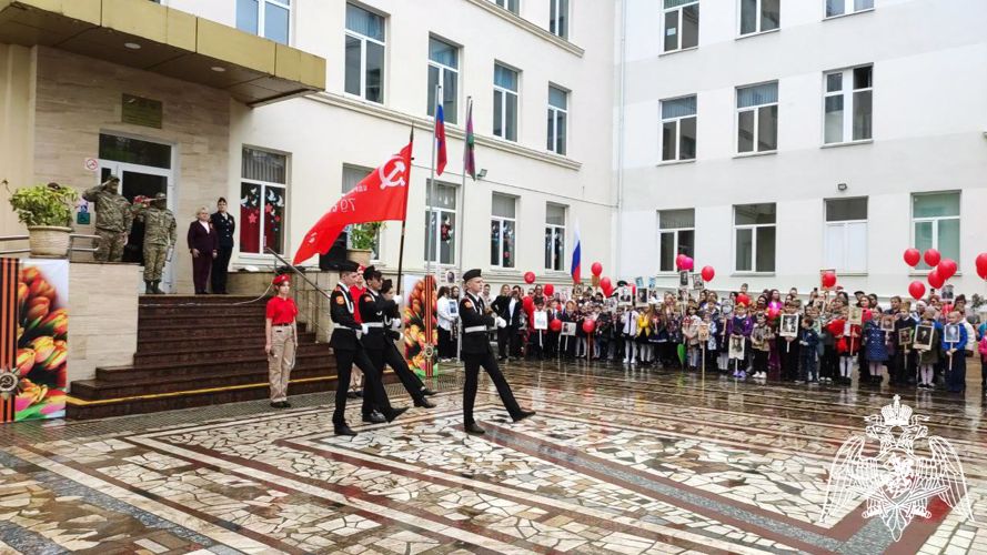 В Сочи росгвардейцы вместе со школьниками на праздничной линейке поздравили ветеранов с Днем Победы