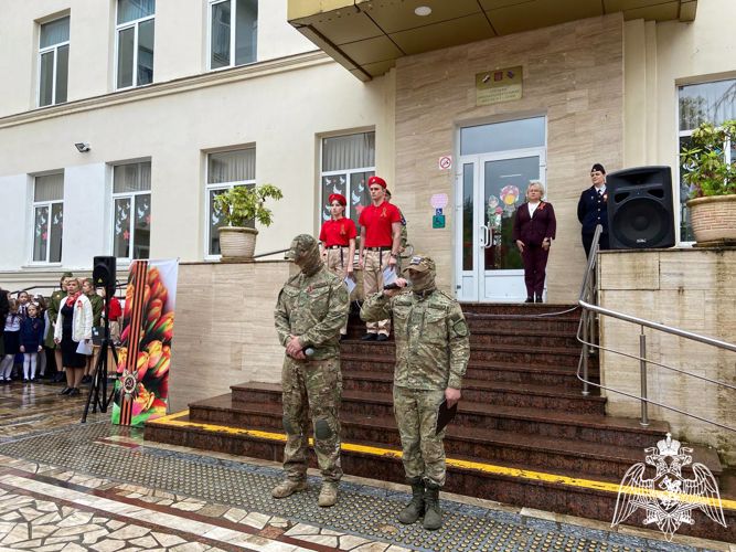 В Сочи росгвардейцы вместе со школьниками на праздничной линейке поздравили ветеранов с Днем Победы