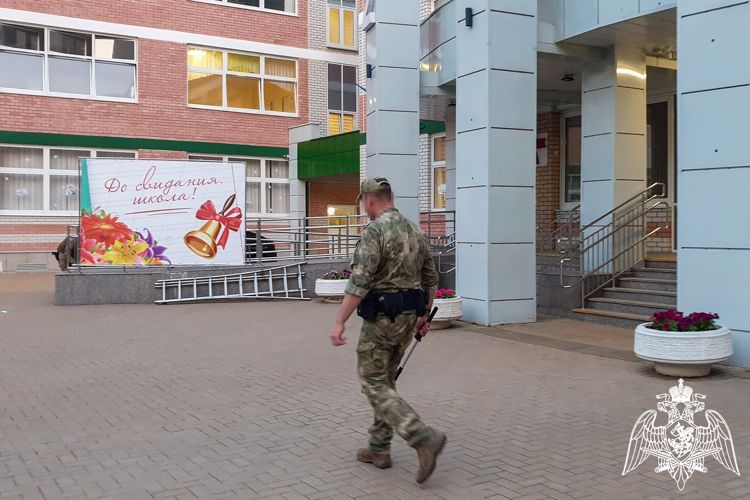 В Краснодаре взрывотехники Росгвардии обследовали школы накануне последних звонков