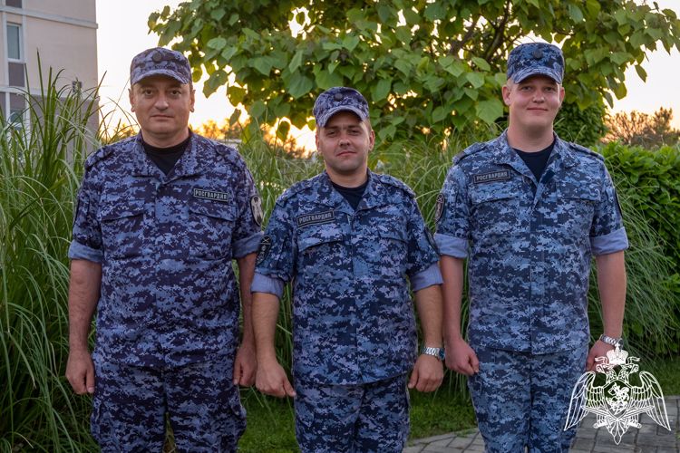 Росгвардейцы пришли на помощь повредившей ногу девушке в Сириусе