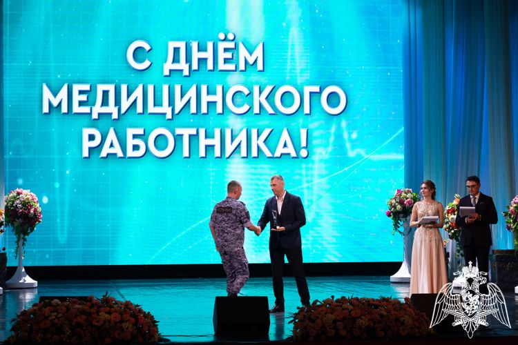 Росгвардейца, спасшего в конце прошлого года пожилых супругов из горящего дома в Анапе, наградили в Краснодаре