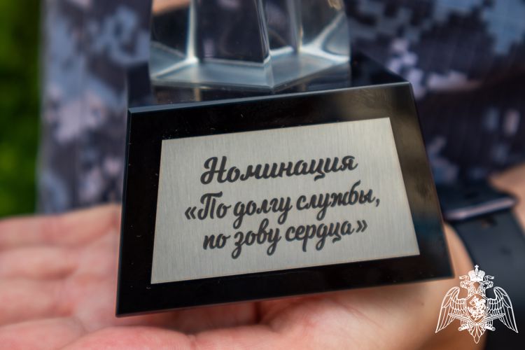 Росгвардейца, спасшего в конце прошлого года пожилых супругов из горящего дома в Анапе, наградили в Краснодаре