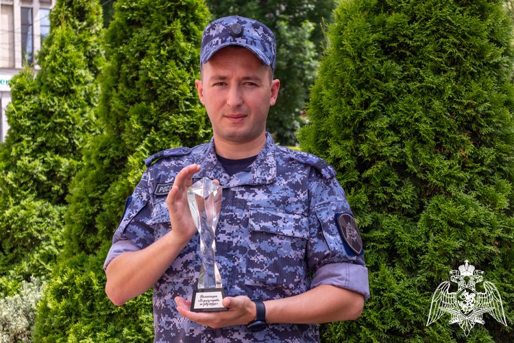Росгвардейца, спасшего в конце прошлого года пожилых супругов из горящего дома в Анапе, наградили в Краснодаре