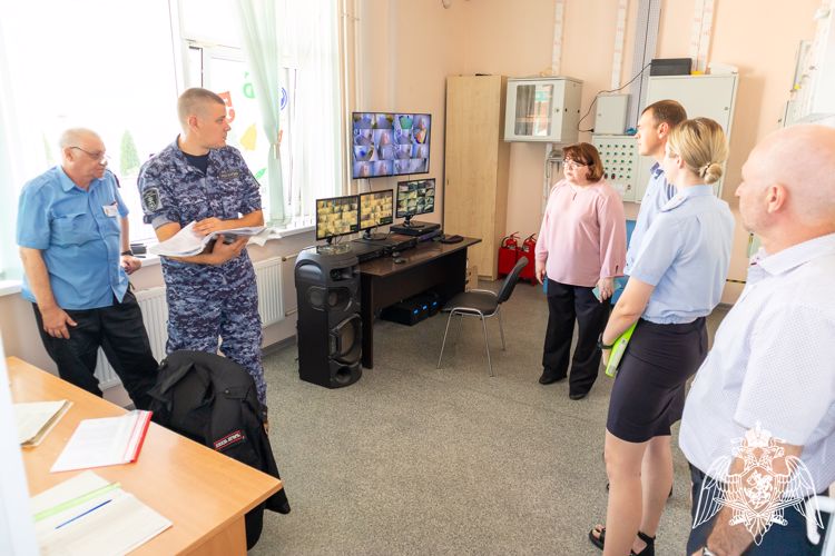 Представители Росгвардии проверили готовность краснодарских школ к новому учебному году
