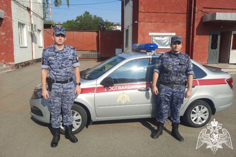 Сотрудники Росгвардии своевременно заметили возгорание в частном доме в Армавире и вызвали пожарных