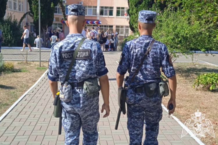 На Кубани росгвардейцы обеспечивают правопорядок во время празднования Дня знаний