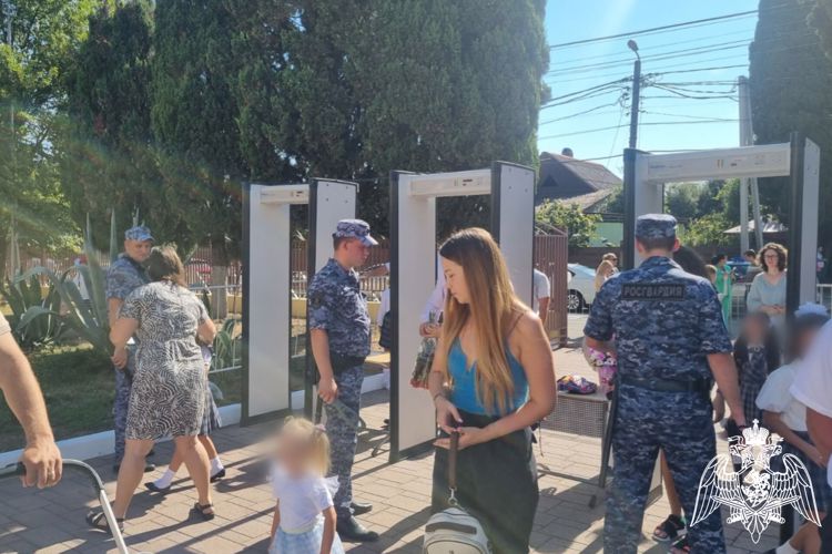 На Кубани росгвардейцы обеспечивают правопорядок во время празднования Дня знаний
