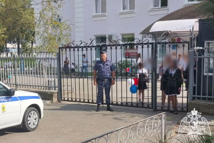 На Кубани росгвардейцы обеспечивают правопорядок во время празднования Дня знаний