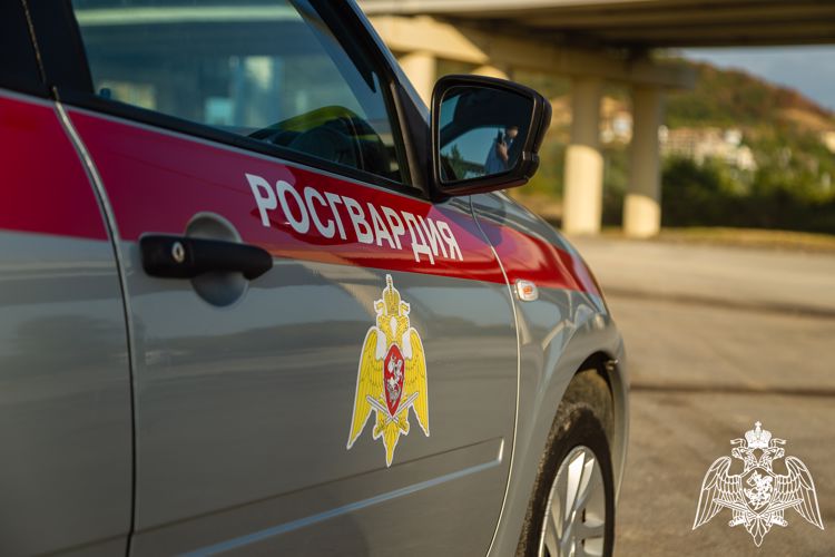 В Кропоткине сотрудники Росгвардии задержали мужчину по подозрению в совершении кражи на территории автозаправки