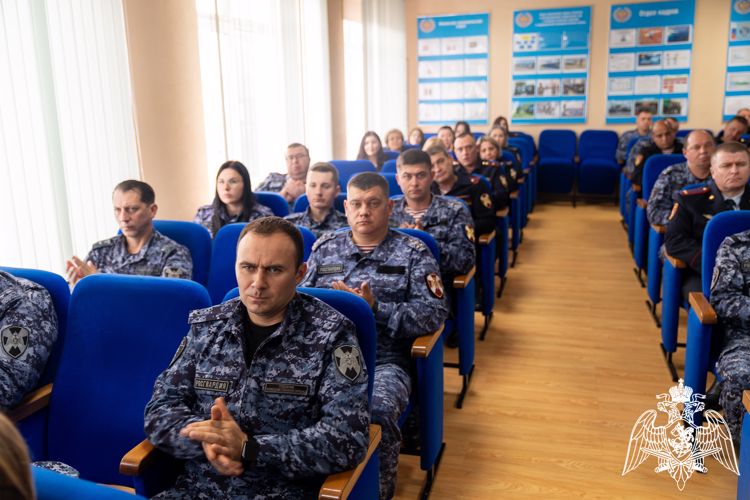На Кубани отличившихся сотрудников вневедомственной охраны наградили накануне профессионального праздника