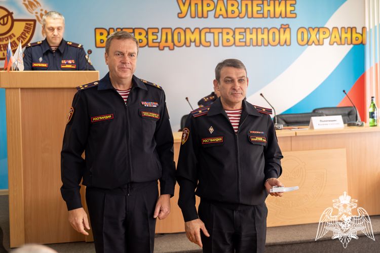 На Кубани отличившихся сотрудников вневедомственной охраны наградили накануне профессионального праздника