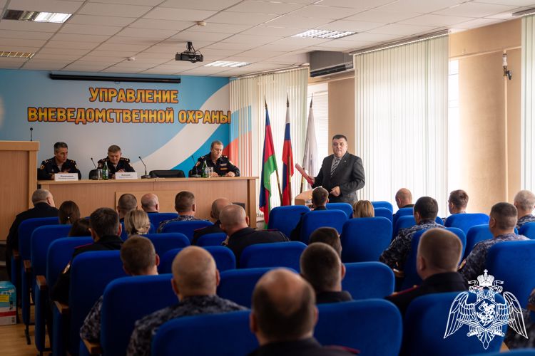 На Кубани отличившихся сотрудников вневедомственной охраны наградили накануне профессионального праздника