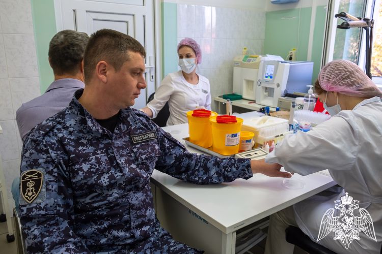 Кубанские росгвардейцы сдали более 11 литров крови 