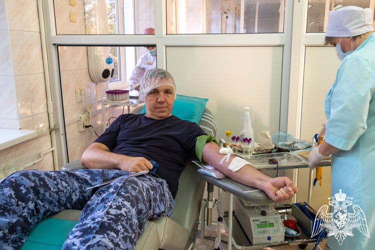 Кубанские росгвардейцы сдали более 11 литров крови 