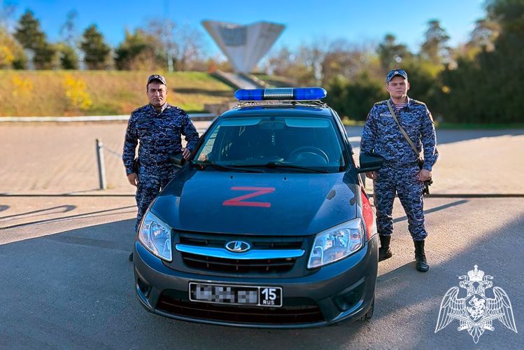 Кубанские росгвардейцы оказали помощь выпавшему из окна пожилому мужчине