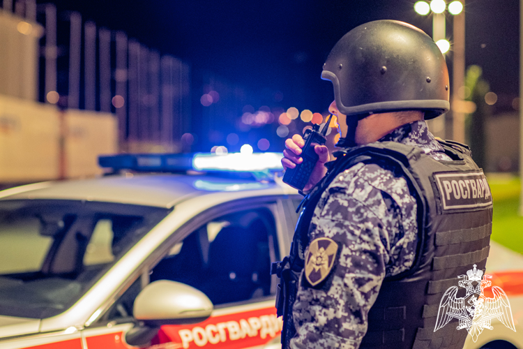 В Апшеронске сотрудники Росгвардии задержали мужчину, проникшего в закрытый супермаркет