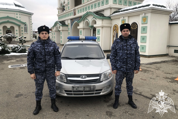 Росгвардейцы пришли на помощь пешеходу, потерявшему сознание в центре Динской  