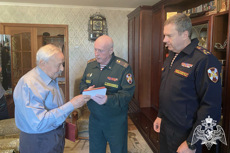 Росгвардейцы поздравили с 96-летием ветерана Великой Отечественной войны и войск правопорядка