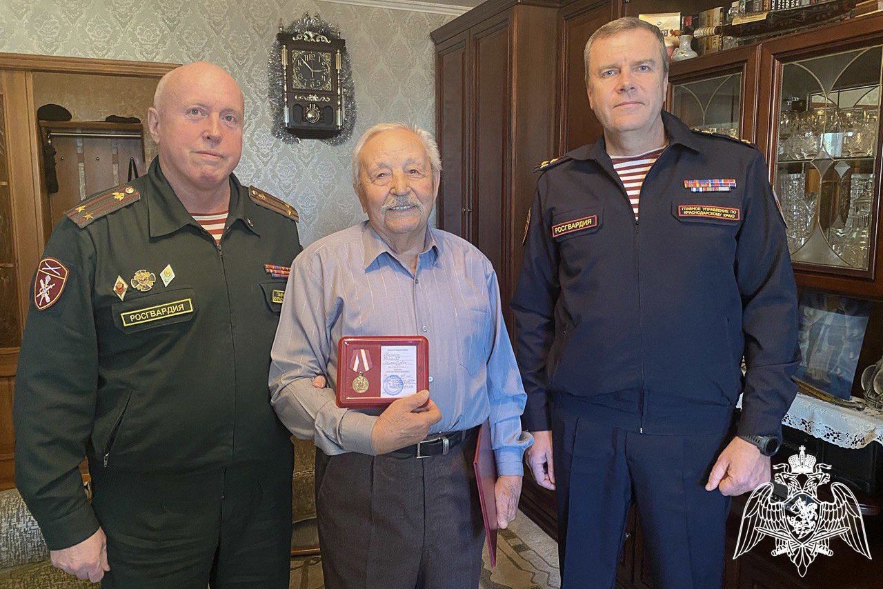 Росгвардейцы поздравили с 96-летием ветерана Великой Отечественной войны и войск правопорядка Росгвардейцы поздравили с 96-летием ветерана Великой Отечественной войны и войск правопорядка
