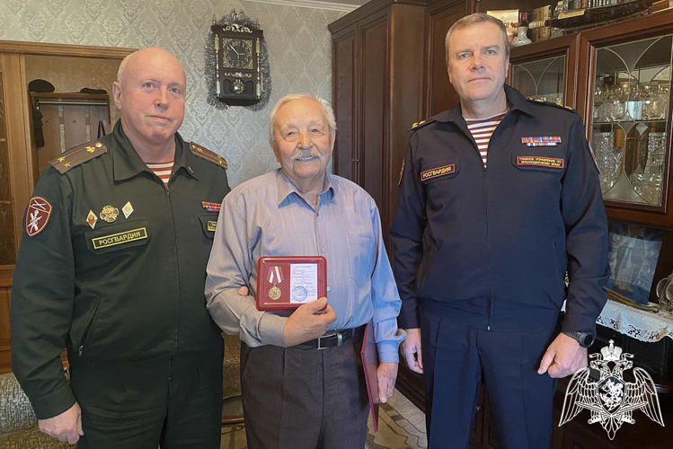 Росгвардейцы поздравили с 96-летием ветерана Великой Отечественной войны и войск правопорядка