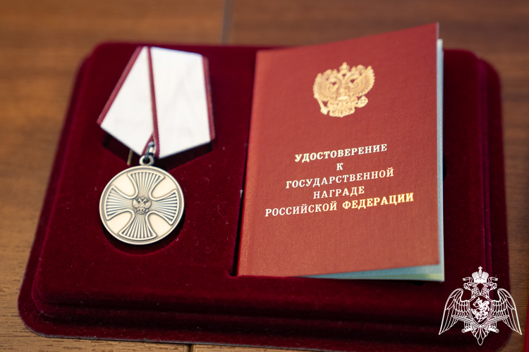 Росгвардейца из Анапы наградили за спасение из горящего дома пожилой семейной пары