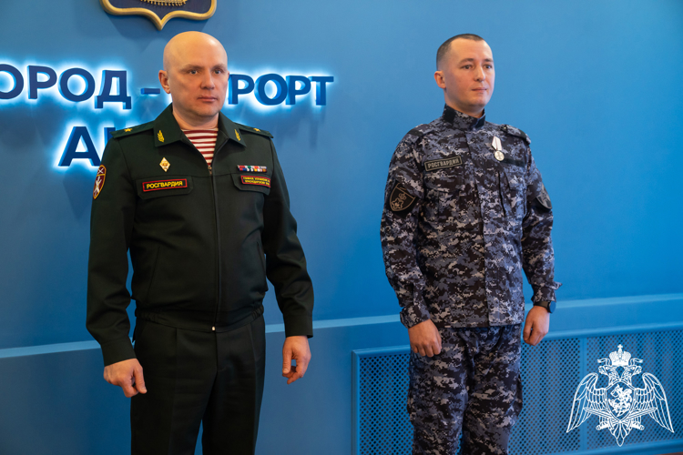 Росгвардейца из Анапы наградили за спасение из горящего дома пожилой семейной пары