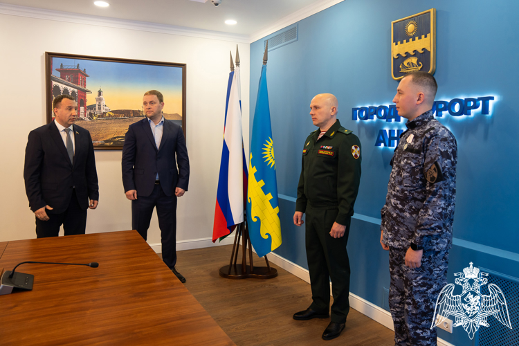 Росгвардейца из Анапы наградили за спасение из горящего дома пожилой семейной пары