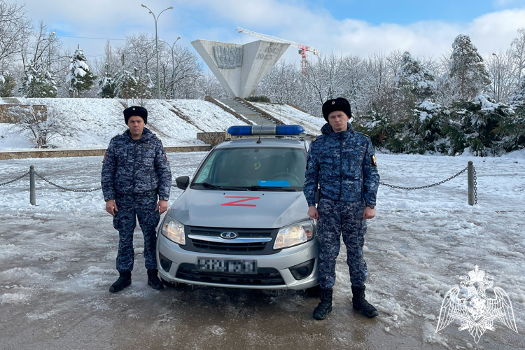 В Краснодаре росгвардейцы сопроводили автомобиль с пассажиркой, нуждающейся в медицинской помощи