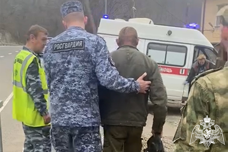 В Туапсинском районе росгвардейцы эвакуировали жильцов горящего дома