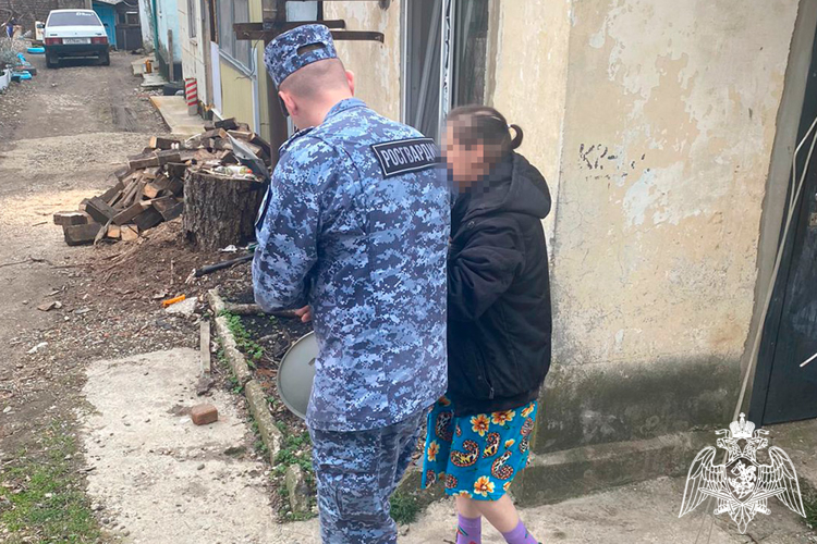 В Туапсинском районе росгвардейцы эвакуировали жильцов горящего дома