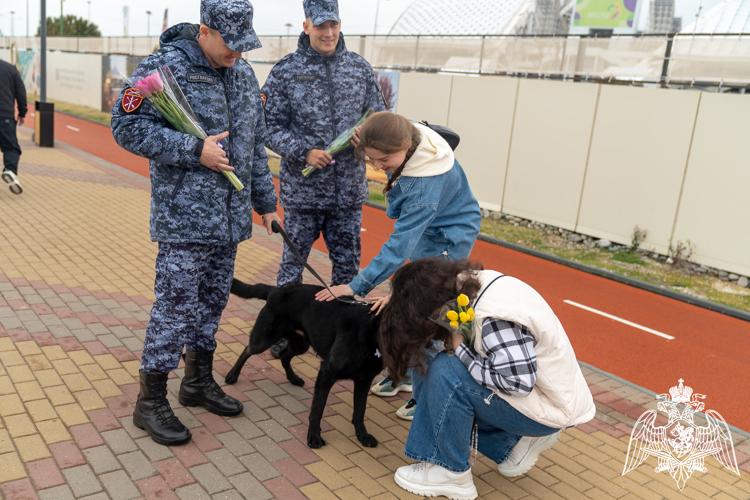 В Сириусе росгвардейцы поздравили представительниц прекрасного пола с праздником