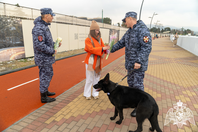 В Сириусе росгвардейцы поздравили представительниц прекрасного пола с праздником