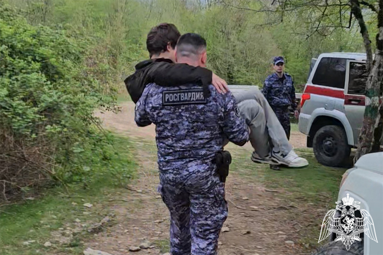 Сотрудники Росгвардии оказали помощь в транспортировке сорвавшихся со скалы подростков в Сочи