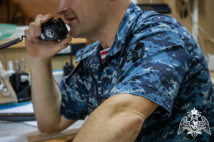 В Краснодаре росгвардейцы задержали мужчину, который, убегая из магазина с неоплаченным товаром, повредил двери