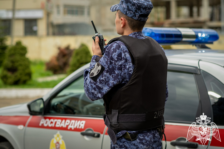 В Краснодаре сотрудники Росгвардии задержали мужчину со «спайсом» в кармане  