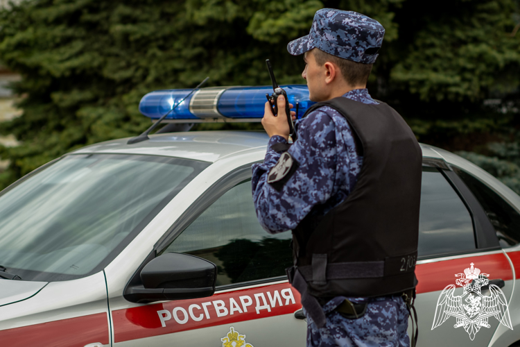 В Геленджике сотрудники Росгвардии задержали мужчин, устроивших конфликт с таксистом